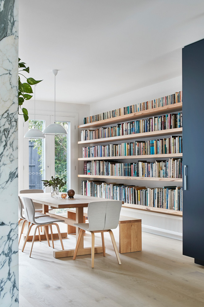 Idée de décoration pour une salle à manger ouverte sur la cuisine design de taille moyenne avec un mur blanc, parquet clair, aucune cheminée et un sol marron.