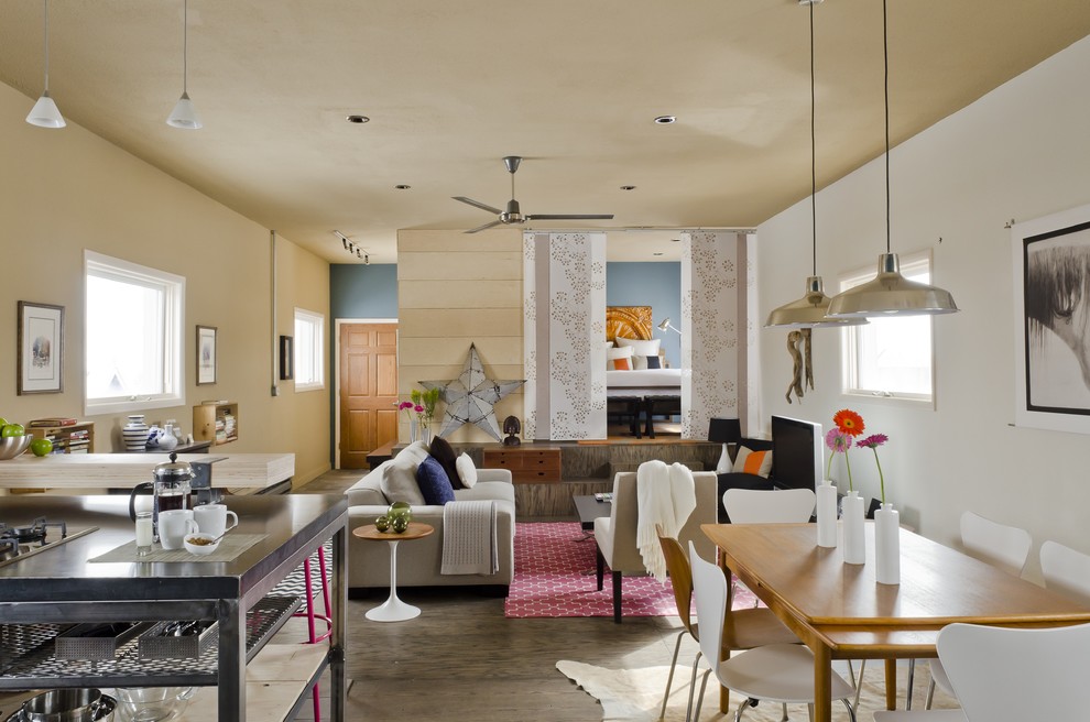 Immagine di una sala da pranzo aperta verso il soggiorno boho chic con pareti bianche e parquet scuro