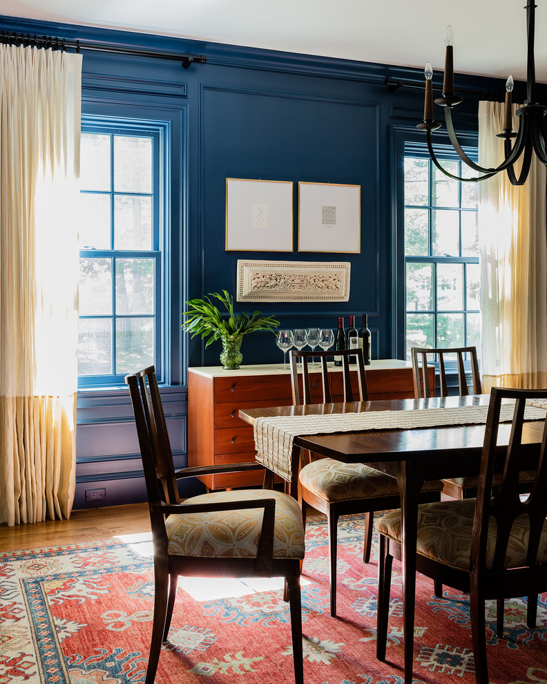 Modelo de comedor clásico con paredes azules, suelo de madera en tonos medios y suelo marrón