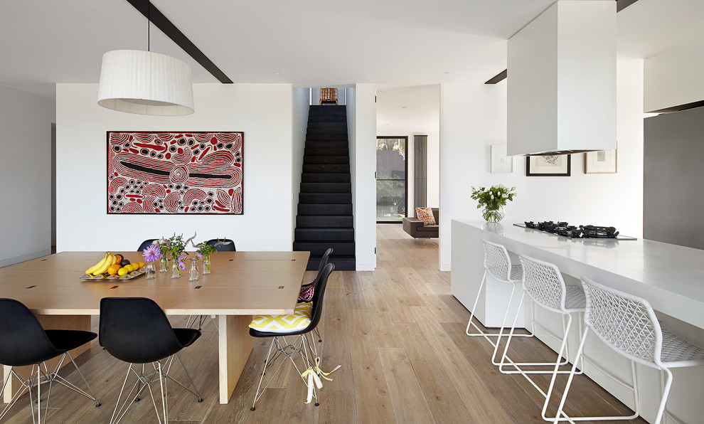 Moderne Wohnküche mit weißer Wandfarbe und hellem Holzboden in Melbourne