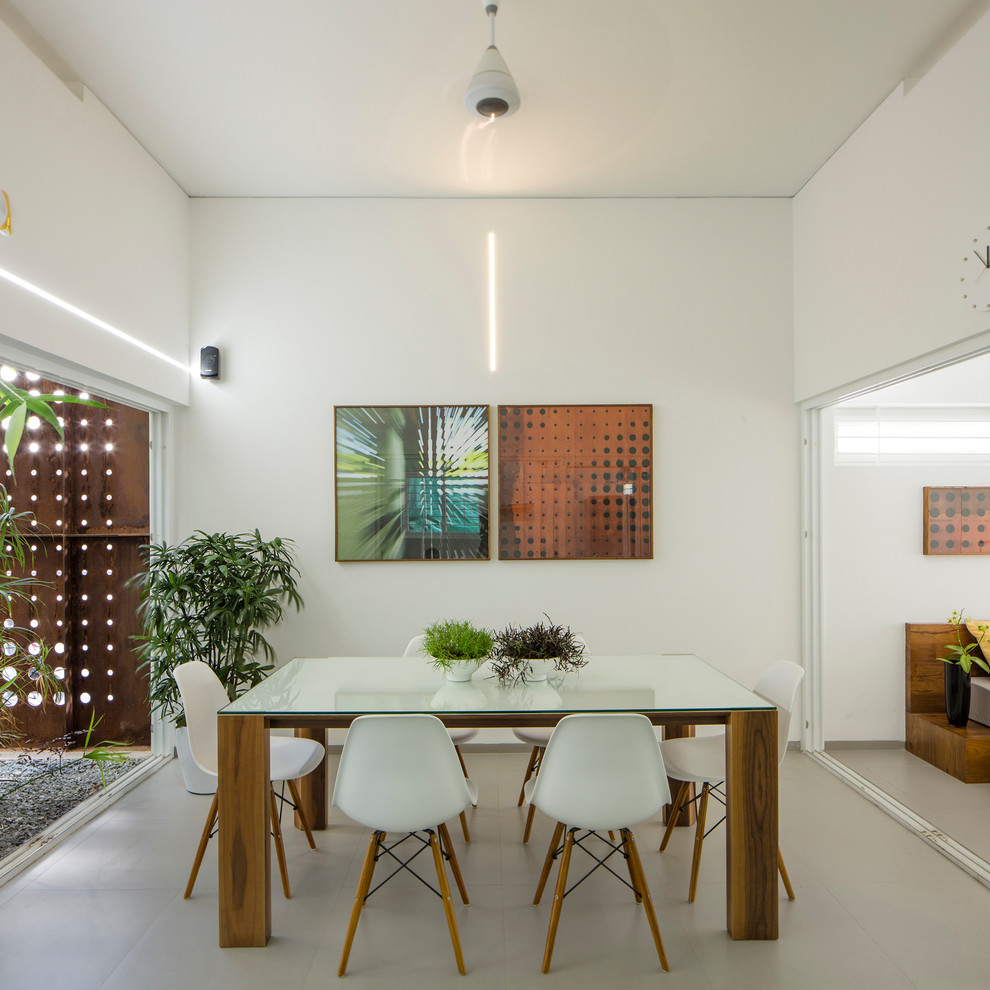 Inspiration för en mellanstor funkis matplats, med vita väggar, klinkergolv i keramik och beiget golv