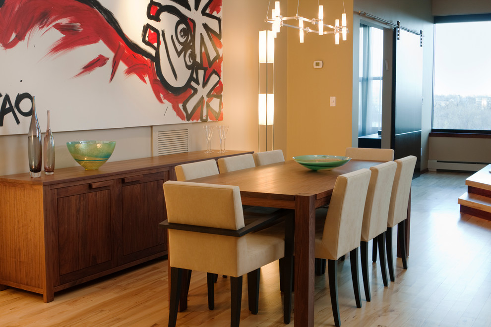 Bild på ett stort funkis kök med matplats, med beige väggar och ljust trägolv