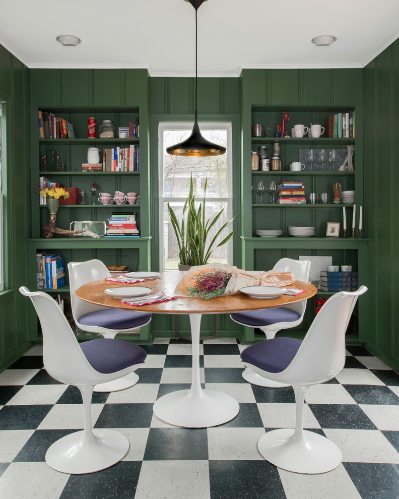 Foto di una sala da pranzo aperta verso la cucina boho chic con pareti verdi e pavimento multicolore