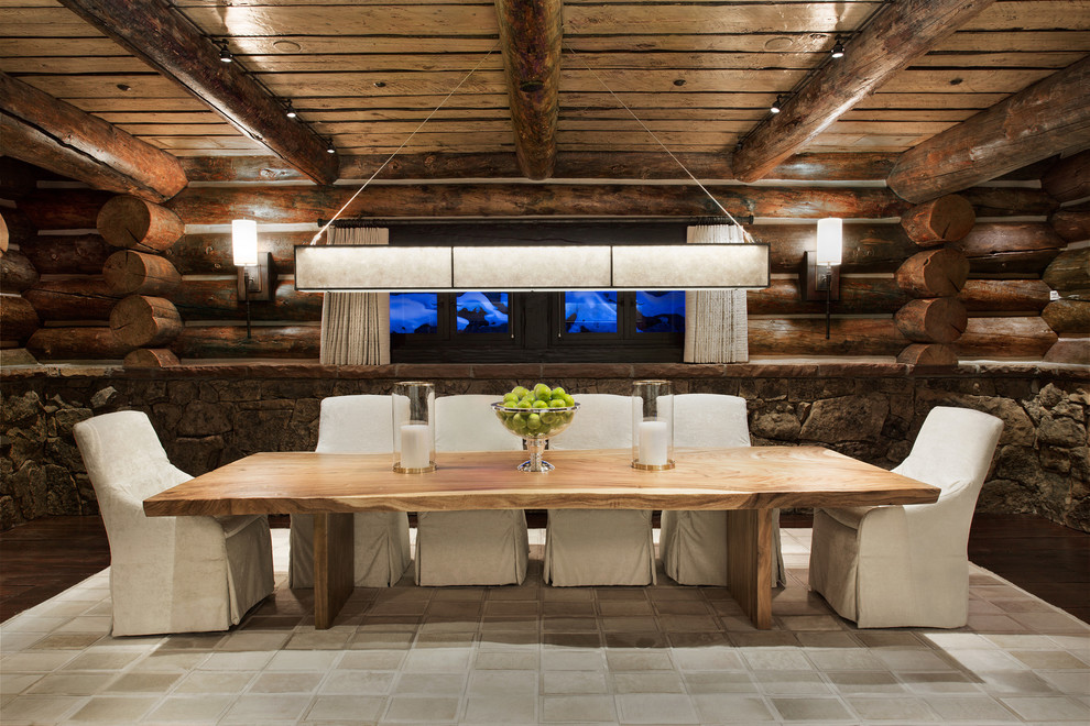 Пример оригинального дизайна: огромная кухня-столовая в стиле рустика с темным паркетным полом, коричневыми стенами и бежевым полом без камина