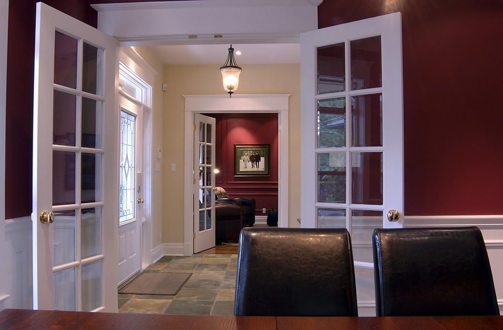 Aménagement d'une salle à manger contemporaine fermée et de taille moyenne avec un mur rouge et parquet clair.