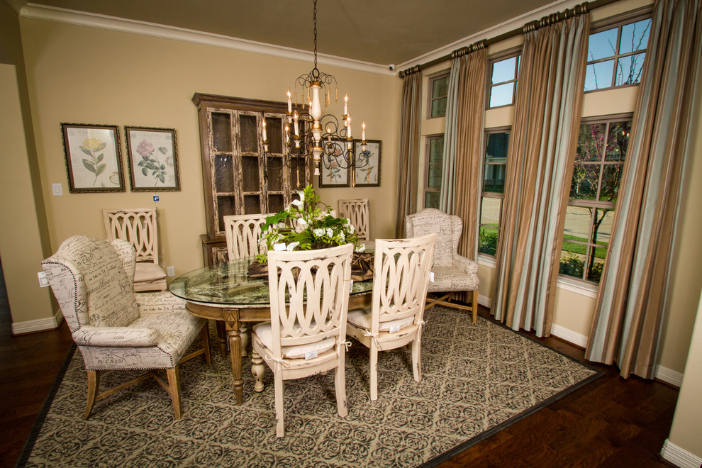 Klassisches Esszimmer mit beiger Wandfarbe und braunem Holzboden in Houston