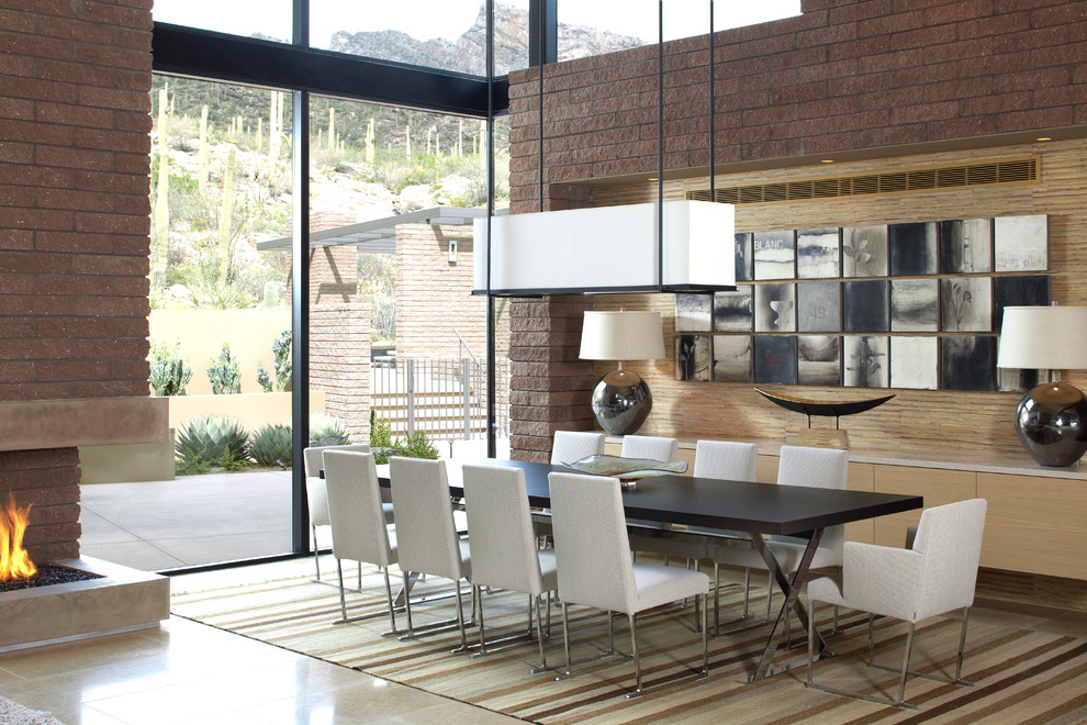Идея дизайна: большая гостиная-столовая в стиле модернизм с полом из керамогранита, горизонтальным камином, фасадом камина из бетона и бежевым полом