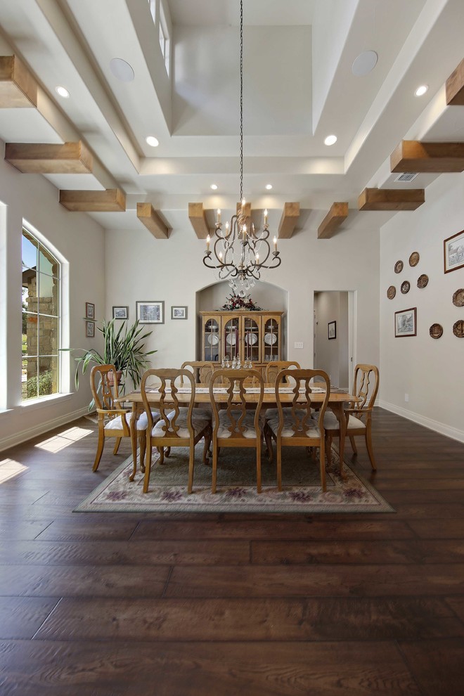 Cette image montre une salle à manger traditionnelle fermée avec un mur beige, parquet foncé et un sol marron.
