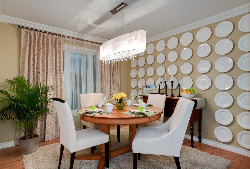 Foto di una sala da pranzo classica con pareti beige e pavimento in legno massello medio