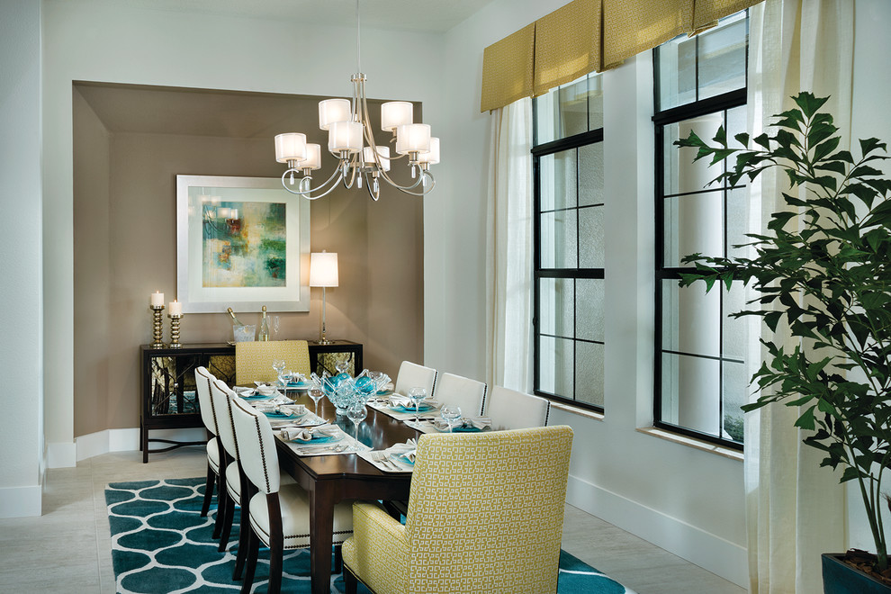 Geschlossenes, Mittelgroßes Modernes Esszimmer mit brauner Wandfarbe und Marmorboden in Tampa