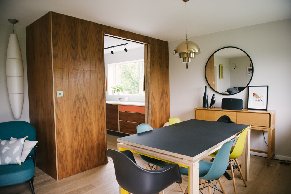 Esempio di una piccola sala da pranzo minimalista con pareti grigie, parquet chiaro e pavimento beige
