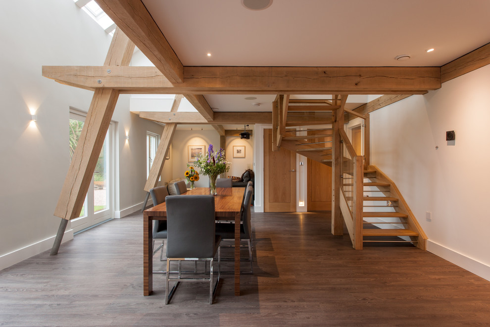 Ispirazione per una sala da pranzo contemporanea di medie dimensioni con pareti bianche e pavimento in legno massello medio