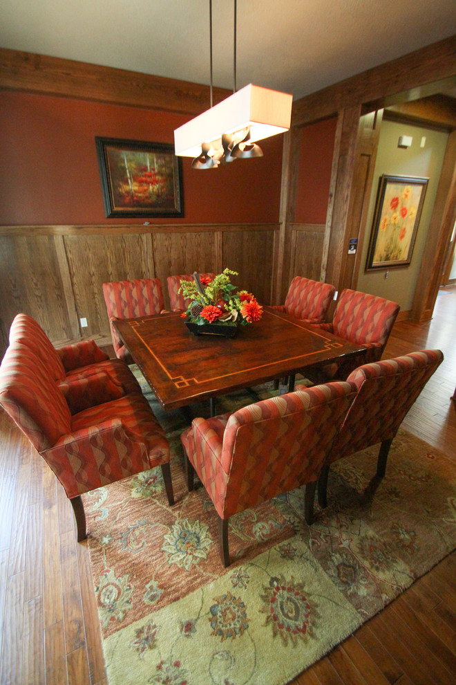 Foto de comedor clásico con paredes rojas y suelo de madera en tonos medios