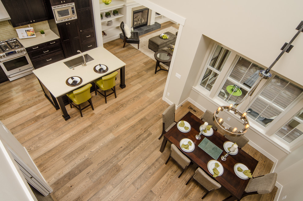 Exemple d'une salle à manger ouverte sur la cuisine chic avec un mur beige et un sol en bois brun.