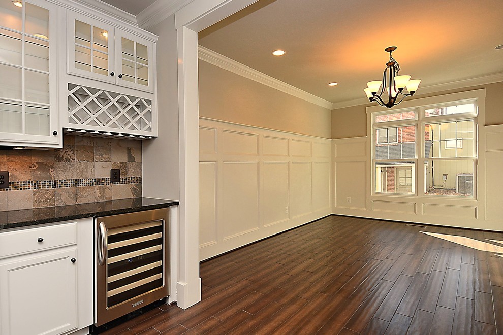 Mittelgroße Rustikale Wohnküche mit beiger Wandfarbe und braunem Holzboden in Washington, D.C.