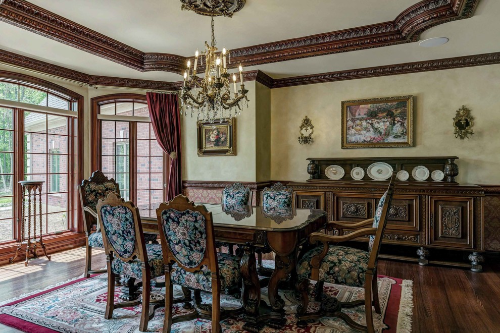 Esempio di una sala da pranzo classica con pareti beige, parquet scuro e nessun camino