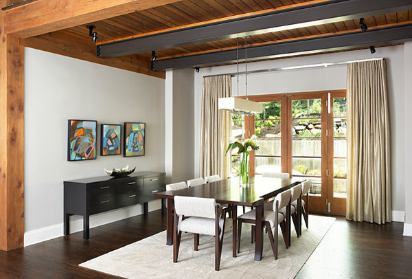 Свежая идея для дизайна: гостиная-столовая среднего размера в современном стиле с серыми стенами, темным паркетным полом и коричневым полом без камина - отличное фото интерьера