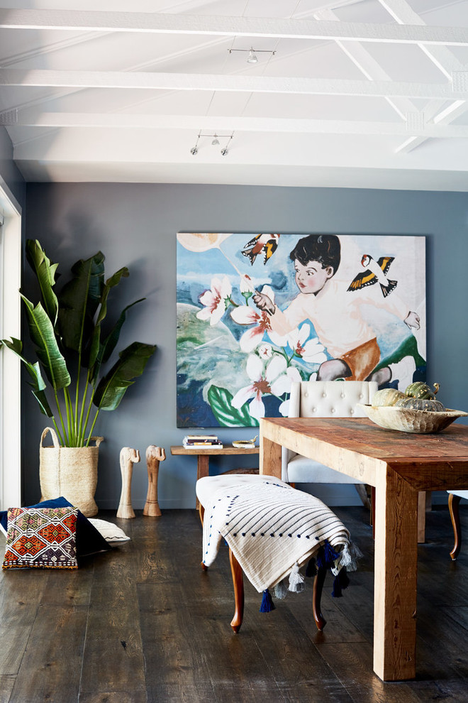 На фото: столовая в стиле фьюжн с синими стенами, темным паркетным полом и коричневым полом