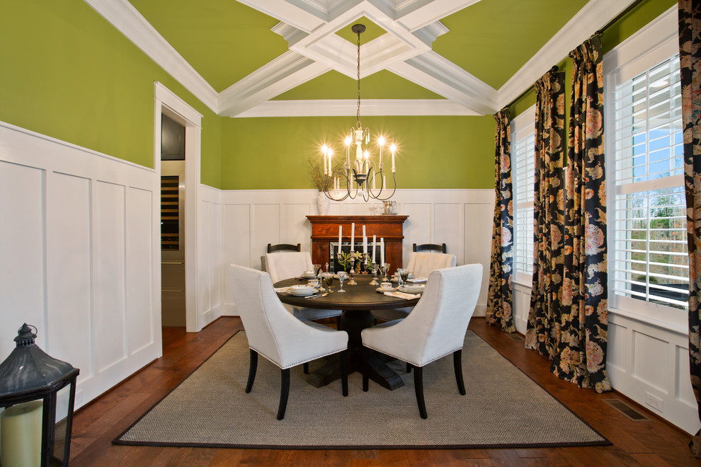 Идея дизайна: отдельная столовая в классическом стиле с зелеными стенами, паркетным полом среднего тона и коричневым полом