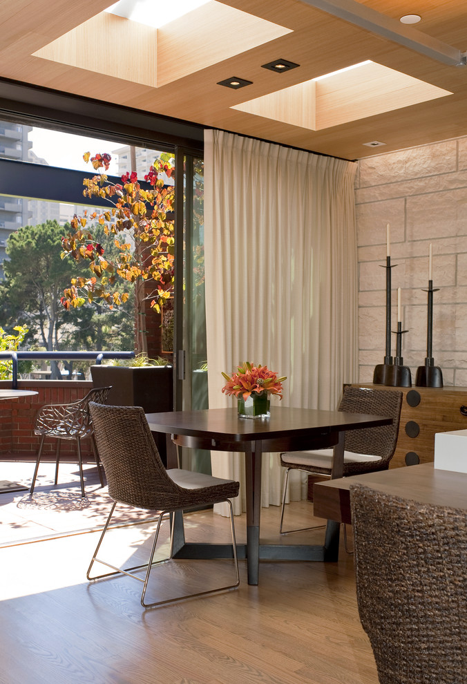 Modernes Esszimmer mit braunem Holzboden in San Francisco