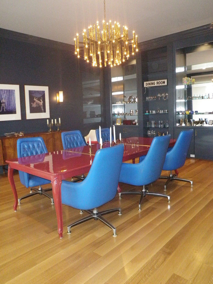 Idee per una grande sala da pranzo eclettica chiusa con parquet chiaro e pareti blu