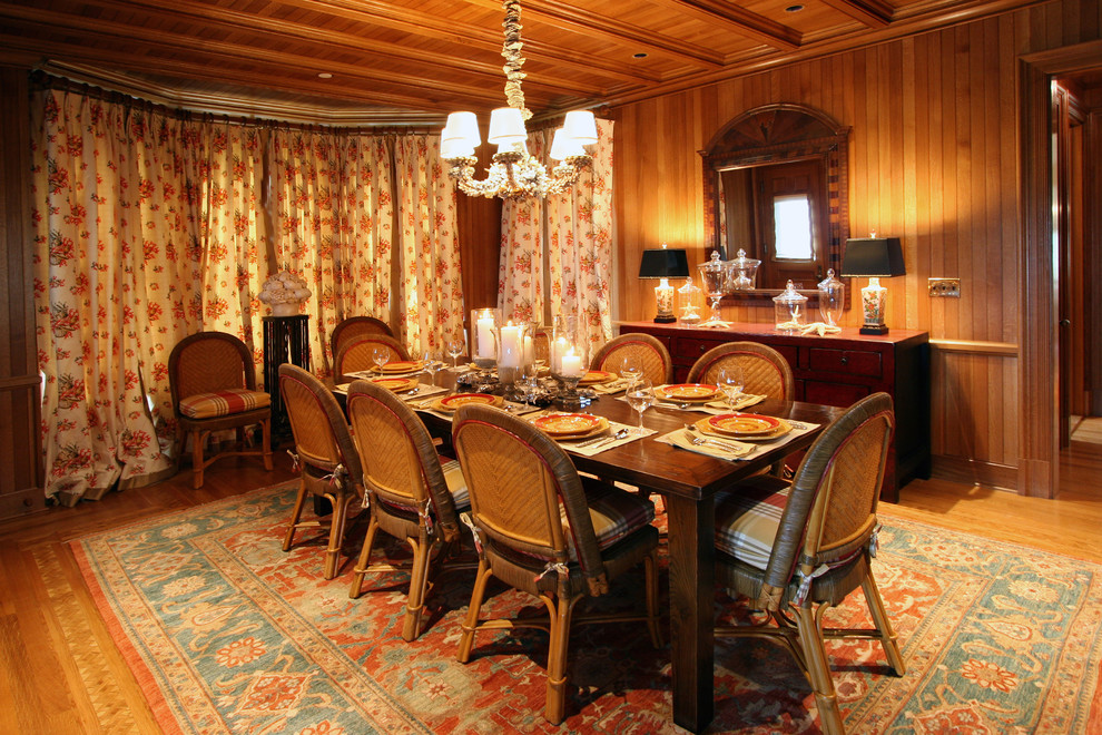 Idee per una grande sala da pranzo vittoriana con pareti marroni e pavimento in legno massello medio
