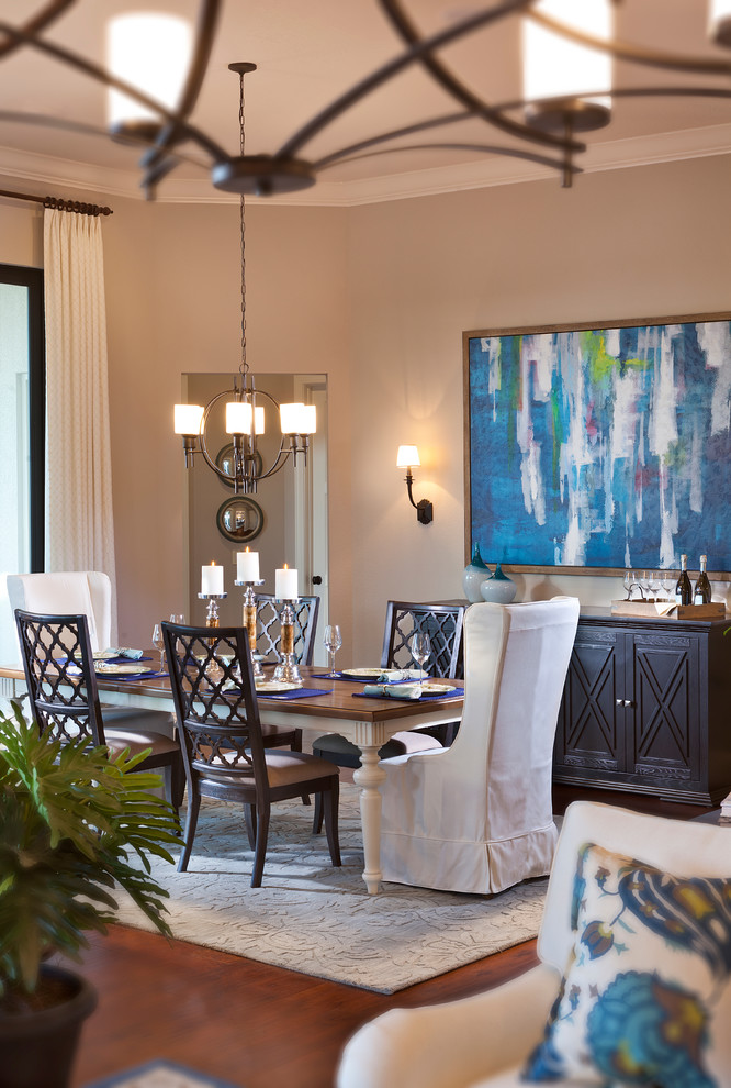 Immagine di una sala da pranzo aperta verso il soggiorno classica di medie dimensioni con pareti beige, pavimento marrone e parquet scuro