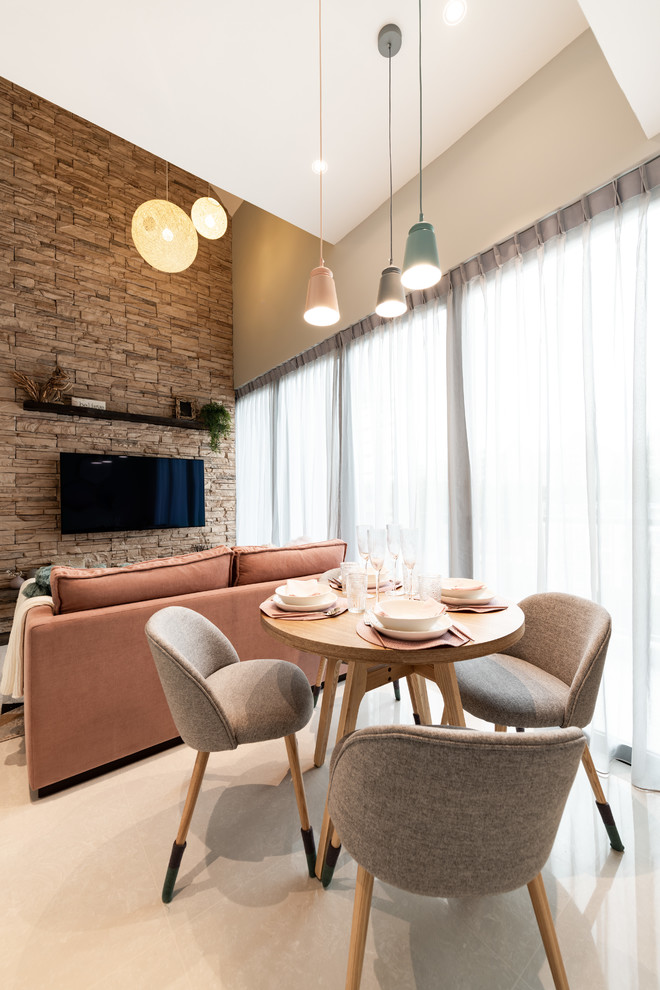 Immagine di una sala da pranzo aperta verso il soggiorno minimal con pareti beige e pavimento beige