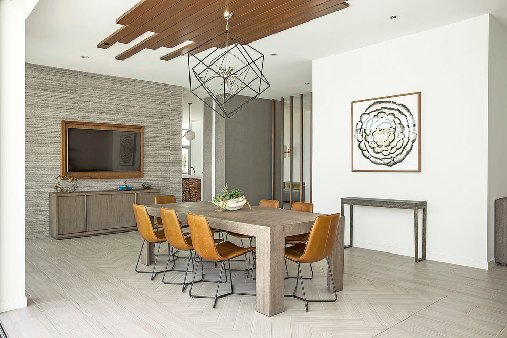 Aménagement d'une salle à manger contemporaine avec un mur blanc et parquet clair.