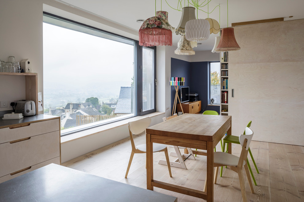 Идея дизайна: кухня-столовая среднего размера в стиле фьюжн с белыми стенами и деревянным полом