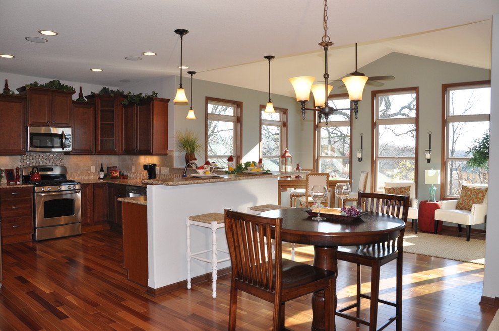 Example of a classic dining room design in Milwaukee