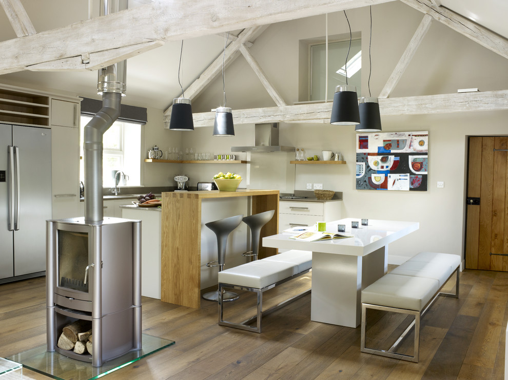 Foto de comedor de estilo de casa de campo de tamaño medio abierto con paredes grises y suelo de madera en tonos medios