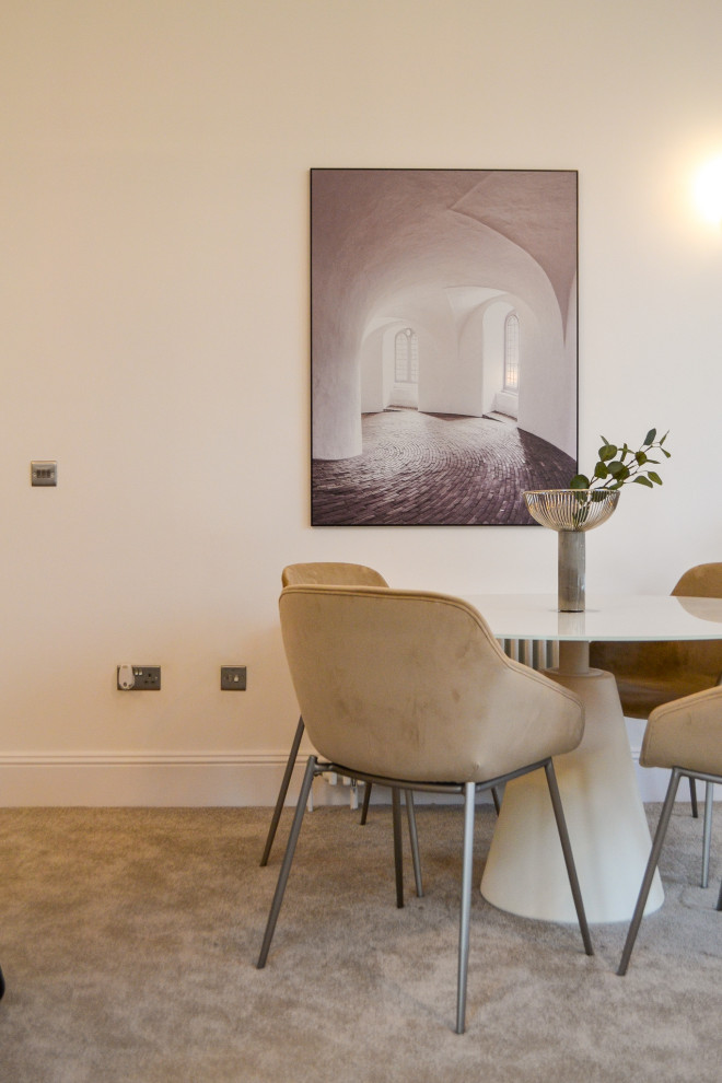 Foto de comedor contemporáneo pequeño abierto con paredes blancas, moqueta, todas las chimeneas y suelo gris