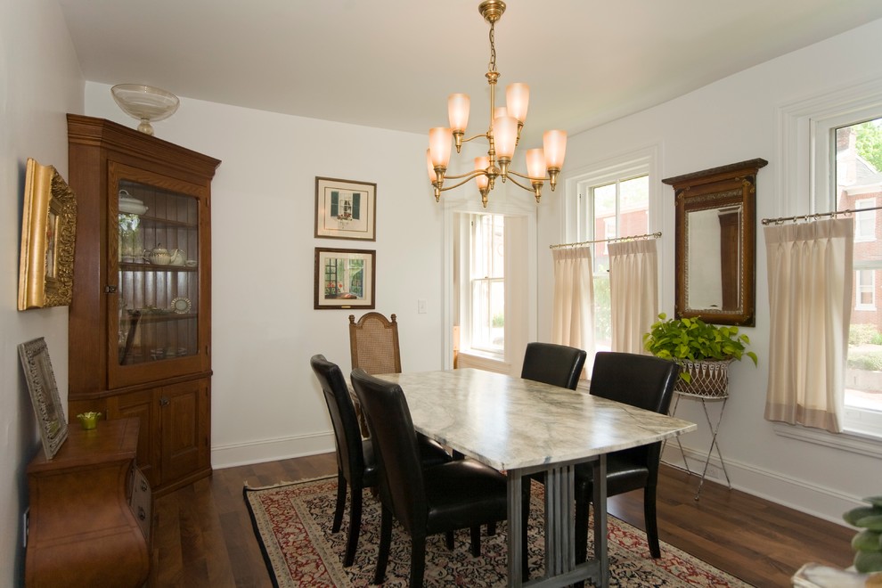 Foto di una sala da pranzo classica chiusa e di medie dimensioni con pareti bianche e pavimento in legno massello medio