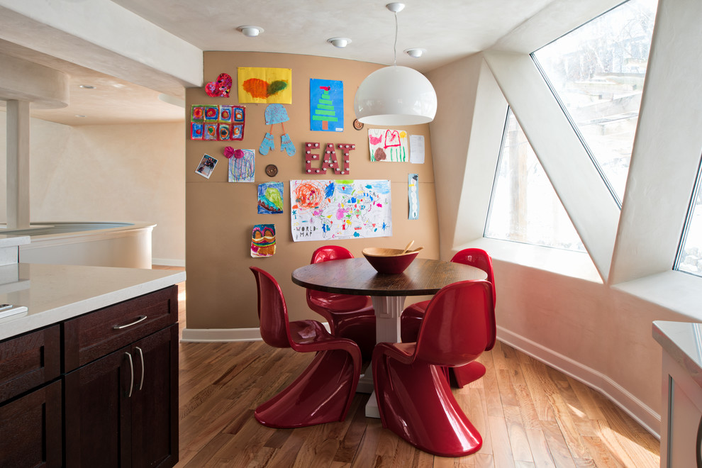 Ispirazione per una sala da pranzo aperta verso la cucina design con pareti bianche, pavimento in legno massello medio e pavimento marrone