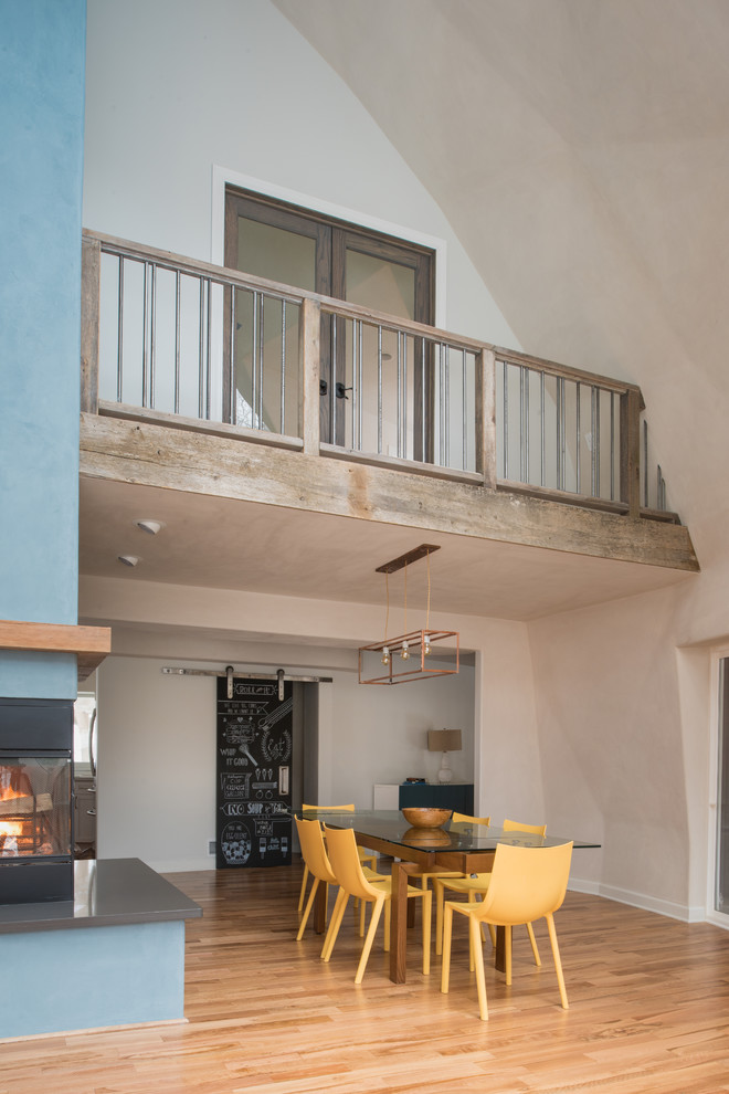 Идея дизайна: огромная гостиная-столовая в современном стиле с синими стенами, полом из бамбука и фасадом камина из металла