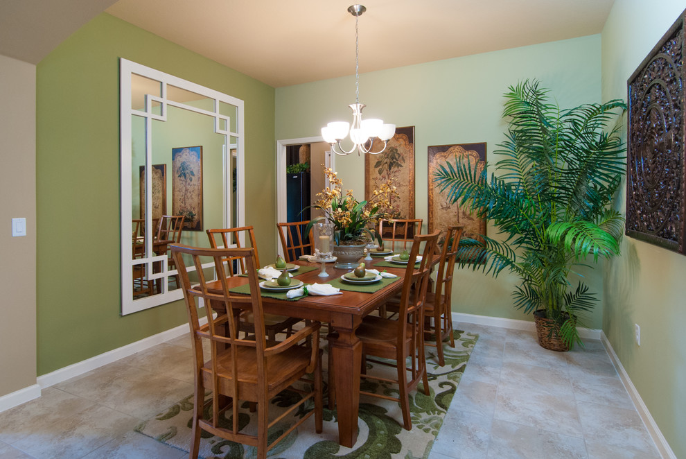 Foto di una sala da pranzo tropicale chiusa con pareti verdi e nessun camino