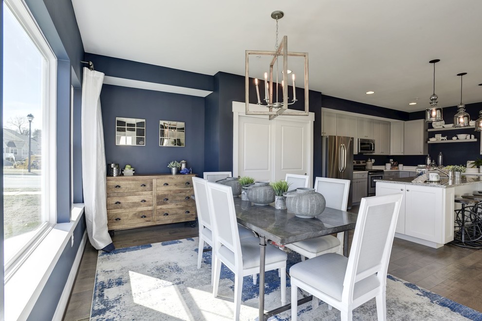 Diseño de comedor de cocina de estilo de casa de campo de tamaño medio con paredes azules y suelo de madera en tonos medios