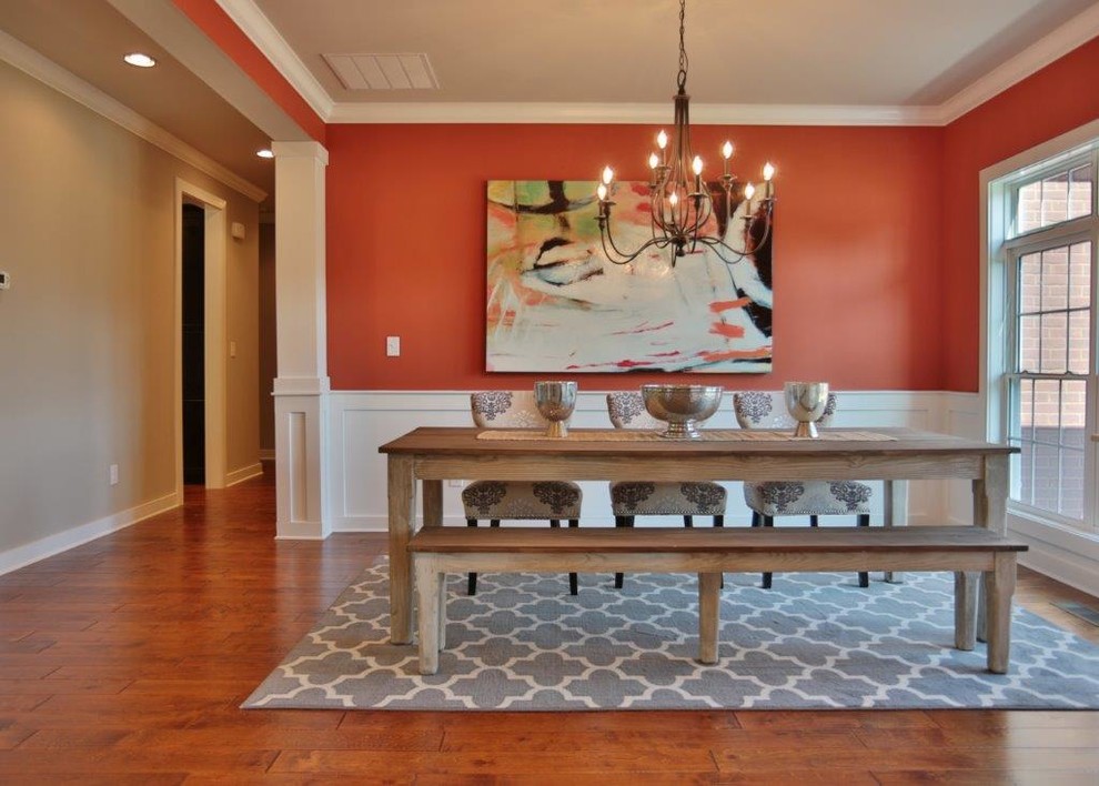 Свежая идея для дизайна: гостиная-столовая среднего размера в стиле неоклассика (современная классика) с красными стенами - отличное фото интерьера