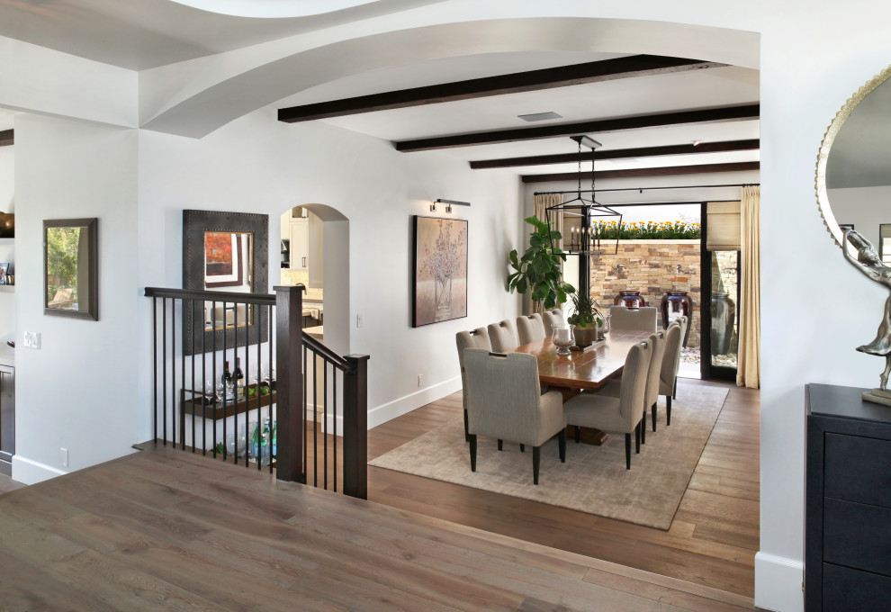 Immagine di una sala da pranzo classica con pareti bianche, pavimento in legno massello medio e pavimento marrone