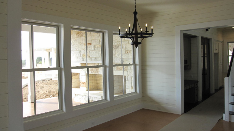 Diseño de comedor de estilo de casa de campo de tamaño medio abierto sin chimenea con paredes beige, suelo de madera clara y suelo beige