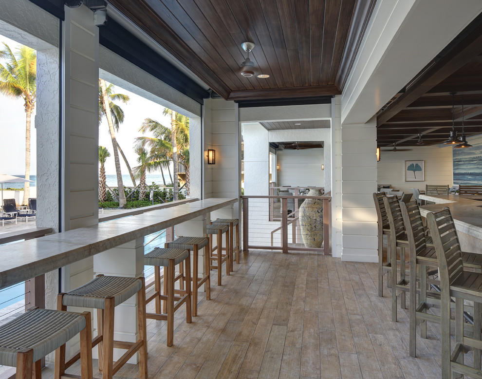 Geräumiges Maritimes Esszimmer ohne Kamin mit weißer Wandfarbe und hellem Holzboden in Miami