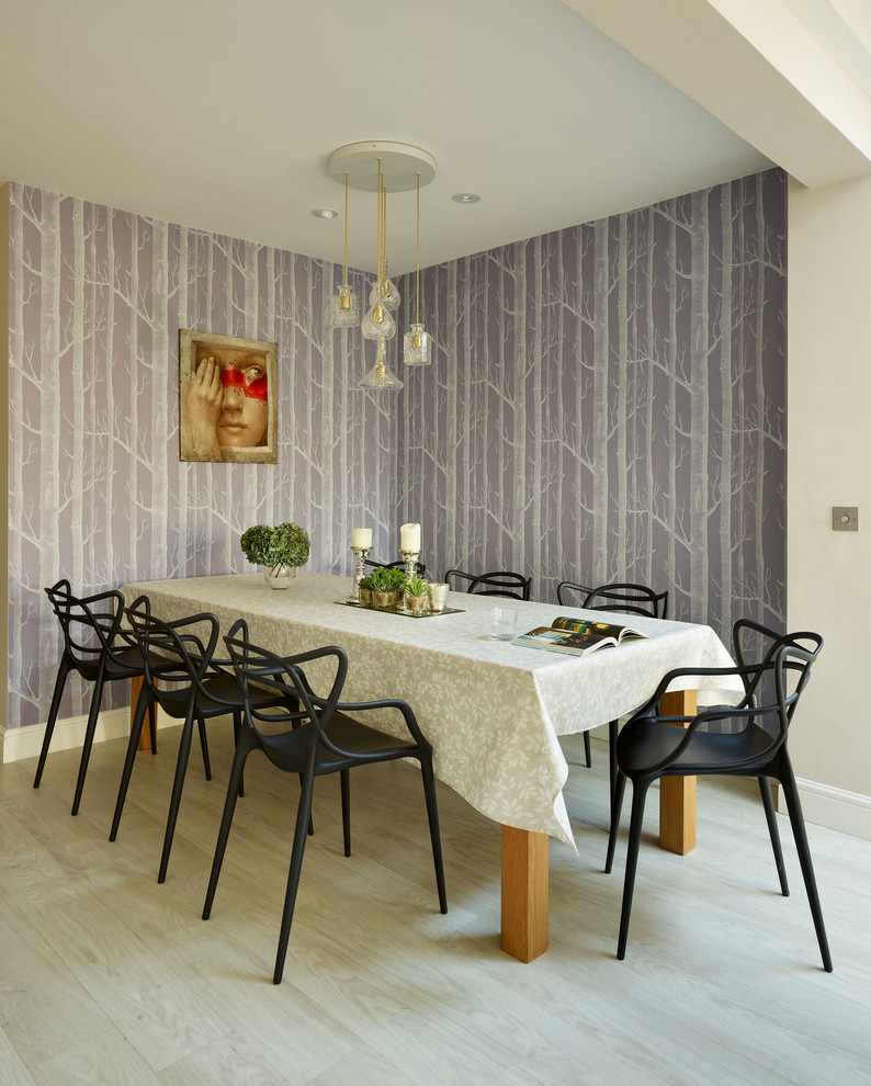 Réalisation d'une grande salle à manger tradition avec un mur violet, parquet clair et aucune cheminée.