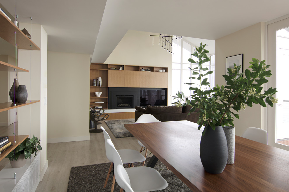 Mittelgroße Moderne Wohnküche ohne Kamin mit beiger Wandfarbe, Vinylboden, Kaminumrandung aus Holz und grauem Boden in Seattle