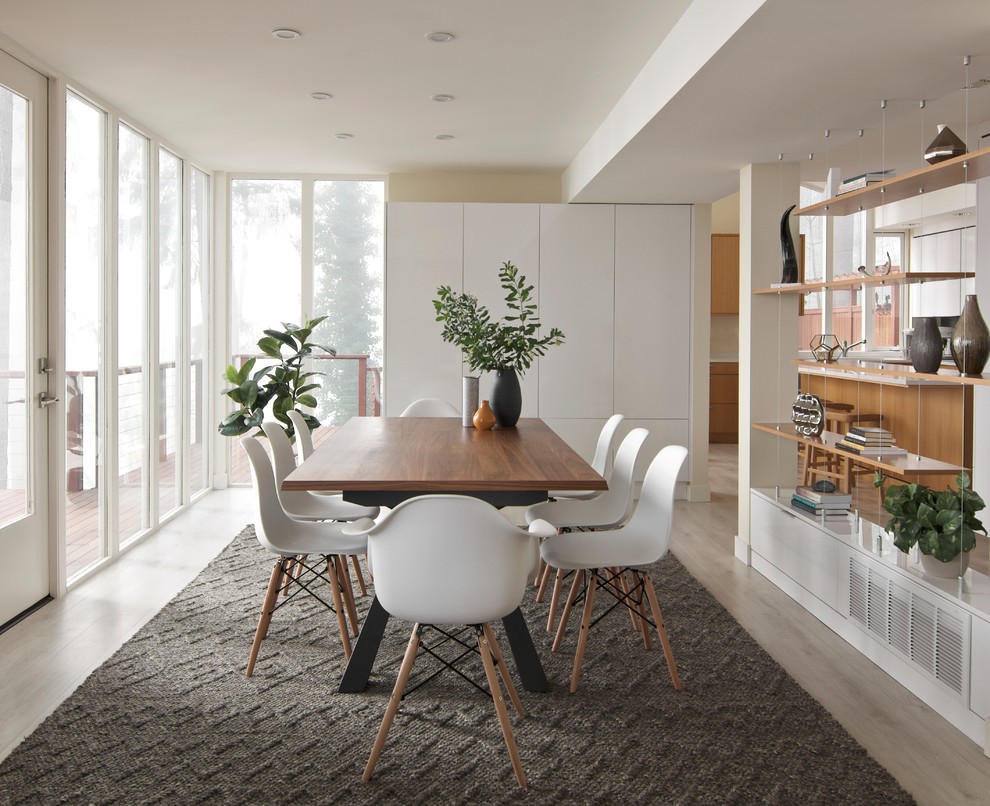 Идея дизайна: кухня-столовая среднего размера в современном стиле с бежевыми стенами, полом из винила и серым полом без камина