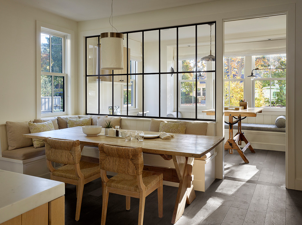 Cette image montre une salle à manger rustique avec un mur blanc, parquet foncé et un sol marron.