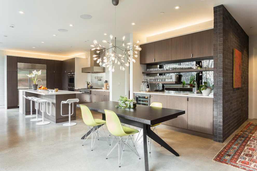 Свежая идея для дизайна: большая кухня-столовая в стиле ретро с белыми стенами, бетонным полом и серым полом без камина - отличное фото интерьера
