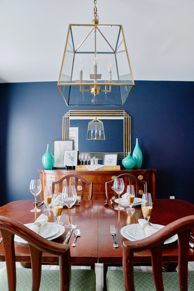 Идея дизайна: кухня-столовая среднего размера в классическом стиле с синими стенами, паркетным полом среднего тона и оранжевым полом