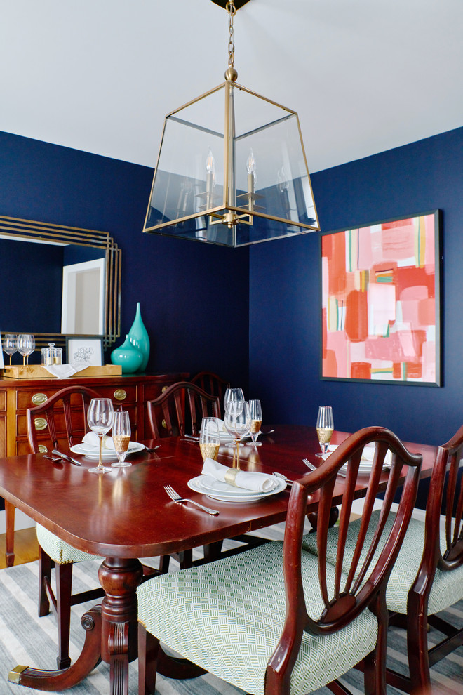 Idee per una sala da pranzo aperta verso la cucina tradizionale di medie dimensioni con pareti blu, pavimento in legno massello medio e pavimento arancione