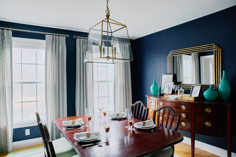 Immagine di una sala da pranzo aperta verso la cucina classica di medie dimensioni con pareti blu, pavimento in legno massello medio e pavimento arancione